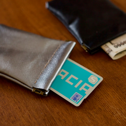 シルバーレザーのミニポーチ　カードや財布に　小物入れ　バネ口金でガバッと開く ポーチ　本革レザー 1枚目の画像