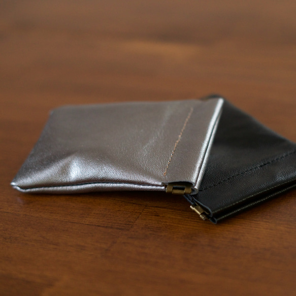 シルバーレザーのミニポーチ　カードや財布に　小物入れ　バネ口金でガバッと開く ポーチ　本革レザー 2枚目の画像
