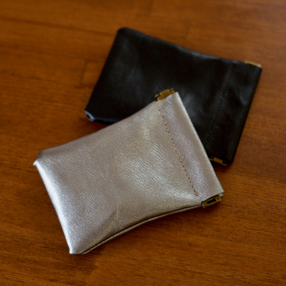シルバーレザーのミニポーチ　カードや財布に　小物入れ　バネ口金でガバッと開く ポーチ　本革レザー 4枚目の画像