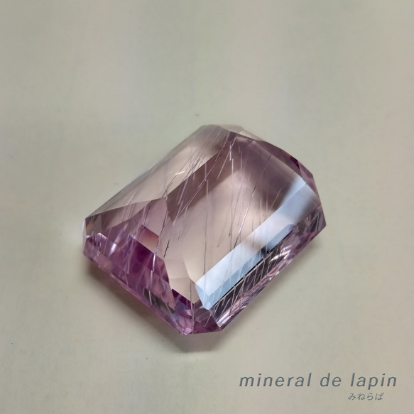 特大クンツァイト　針状結晶入り ルース　139.34カラット 