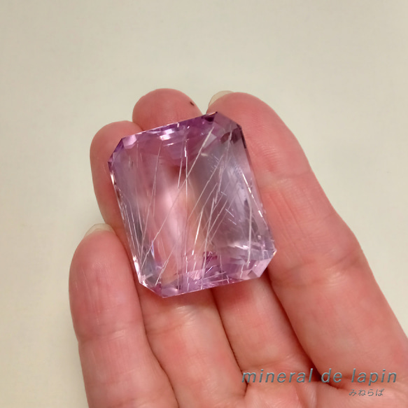 特大クンツァイト　針状結晶入り ルース　139.34カラット 