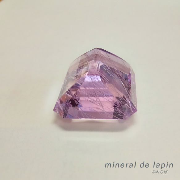 特大クンツァイト　針状結晶入り ルース　139.34カラット 