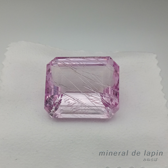 特大クンツァイト　針状結晶入り ルース　139.34カラット 