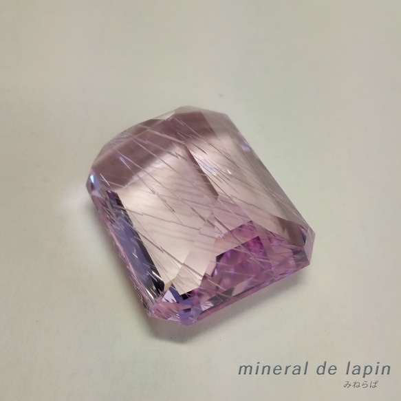 特大クンツァイト　針状結晶入り ルース　139.34カラット 