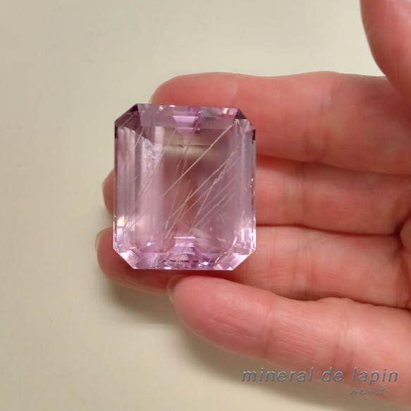 特大クンツァイト　針状結晶入り ルース　139.34カラット 