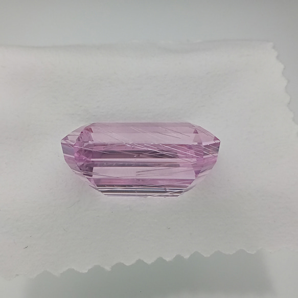 特大クンツァイト　針状結晶入り ルース　139.34カラット 