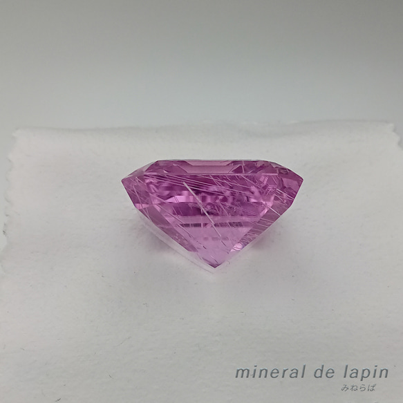 特大クンツァイト　針状結晶入り ルース　139.34カラット 