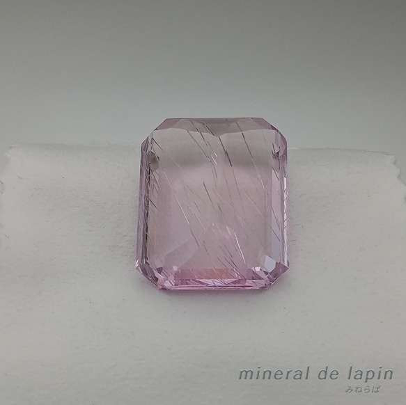 特大クンツァイト　針状結晶入り ルース　139.34カラット 