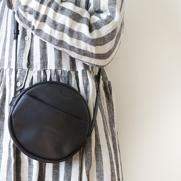 軽いラフな丸型ショルダーバッグ 【軽量】【本革】【ブラック】 cm サイズ