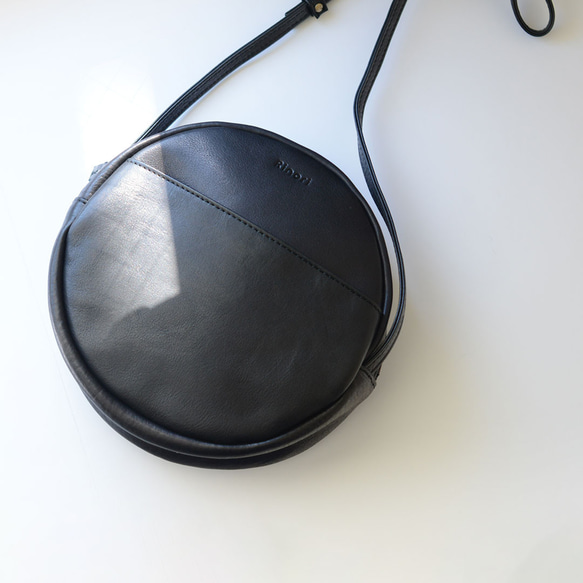 軽いラフな丸型ショルダーバッグ 【軽量】【本革】【ブラック】 cm サイズ