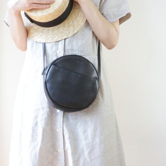 軽いラフな丸型ショルダーバッグ 【軽量】【本革】【ブラック】 cm サイズ