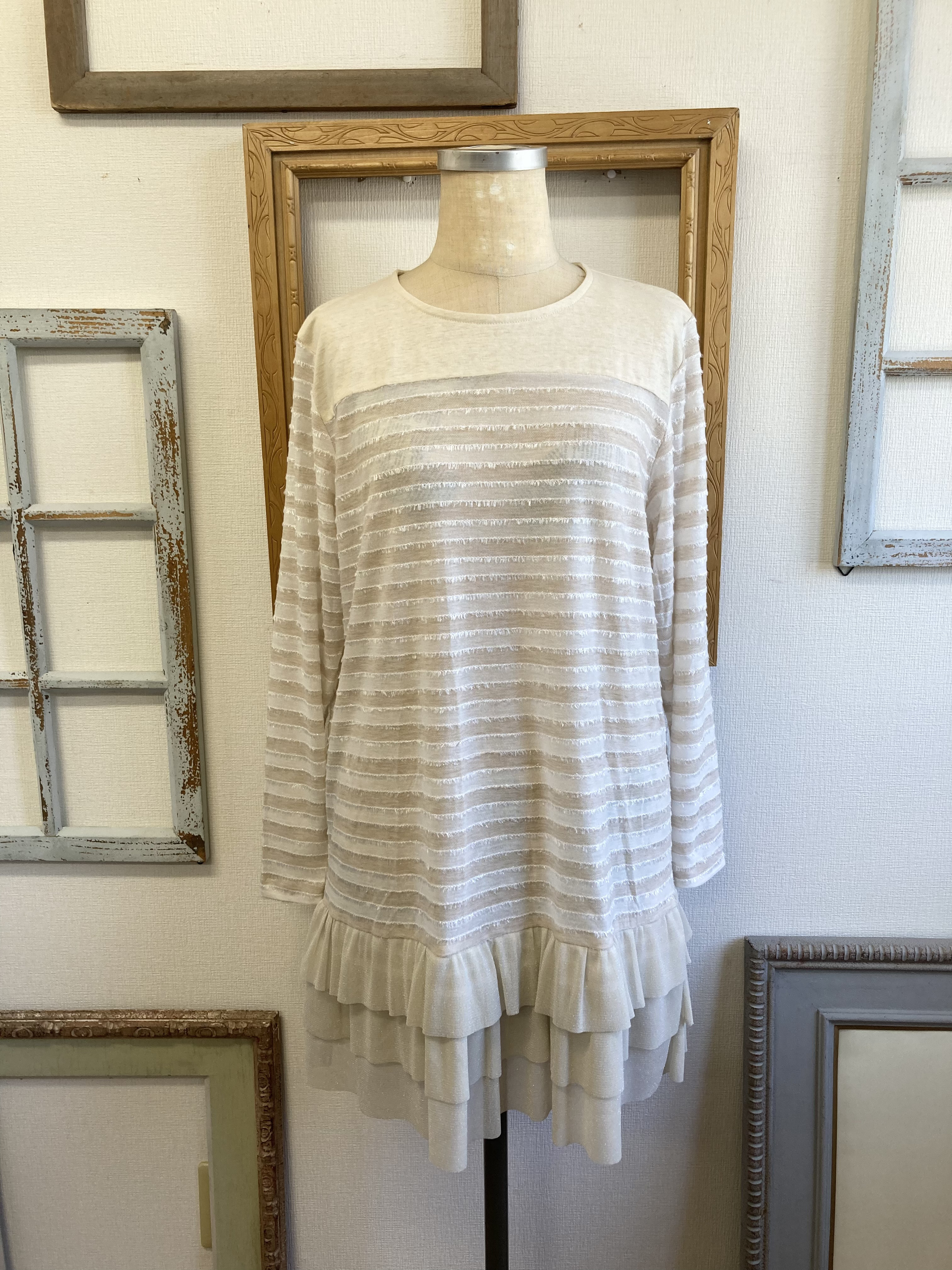 セール価格★フリルが可愛い❤️シースルーボーダー柄すそフリルチュニック　ベージュ（サイズフリーL〜L L）