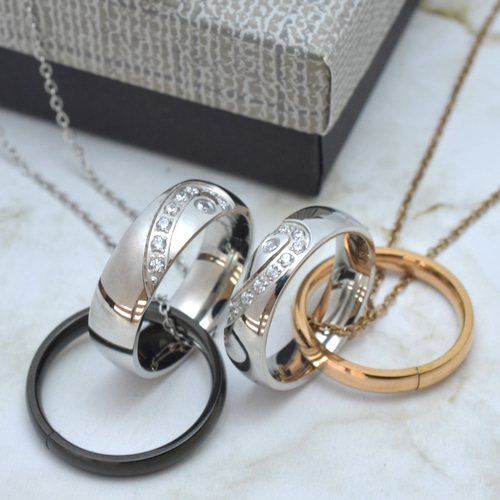 重なるハートの2連ペアネックレス ブラック＆ピンクゴールド