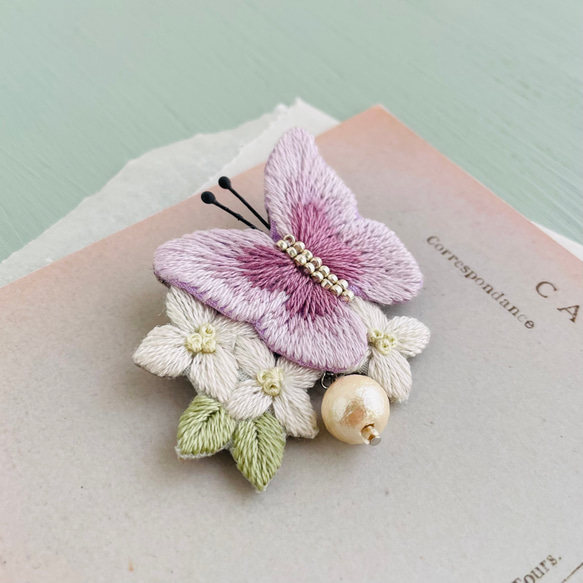 花にとまる蝶の刺繍ブローチ＊うす紫 2枚目の画像