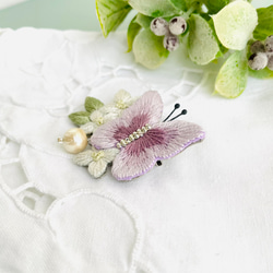 花にとまる蝶の刺繍ブローチ＊うす紫 3枚目の画像