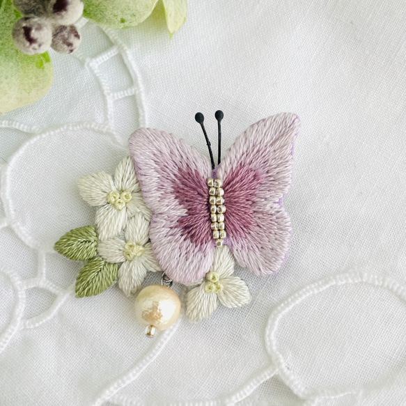 花にとまる蝶の刺繍ブローチ＊うす紫 4枚目の画像