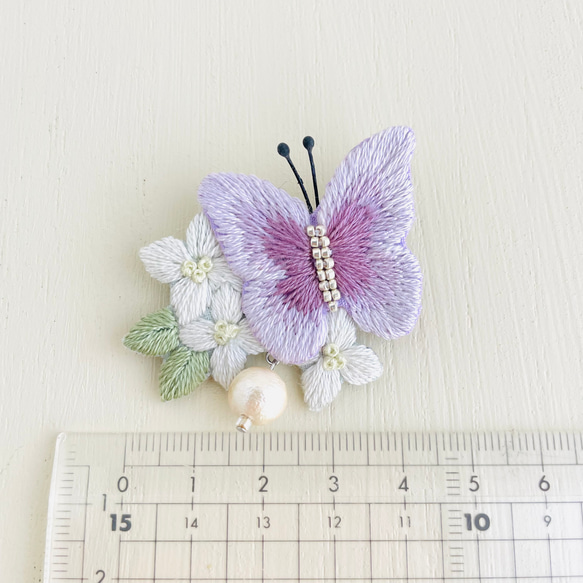 花にとまる蝶の刺繍ブローチ＊うす紫 10枚目の画像
