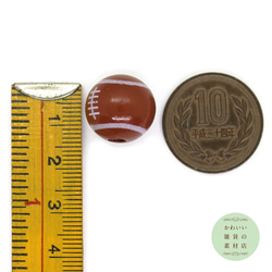 アメリカンフットボールの丸い木製ウッドビーズ（ブラウン/スポーツチャーム）6個セット #BW-0013 4枚目の画像