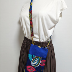 アフリカ布  3つポケット スマホショルダー❤️青いほろほろ鳥とリーフ 3枚目の画像