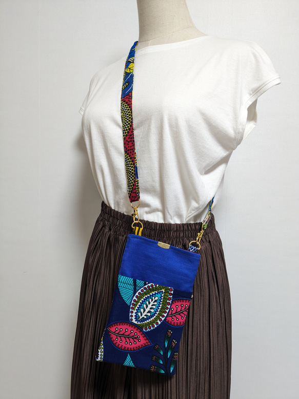 アフリカ布  3つポケット スマホショルダー❤️青いほろほろ鳥とリーフ 3枚目の画像