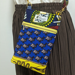 アフリカ布  3つポケット スマホショルダー❤️青いほろほろ鳥とリーフ 1枚目の画像