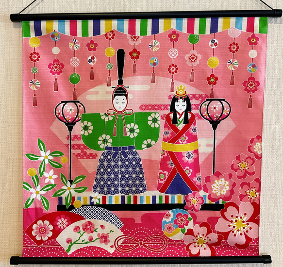 雛祭り 日本画 掛軸 秀峰 かけじく タペストリー 楽天市場】和風タペストリー・短冊桃雛（ひな祭り）/ メーカー