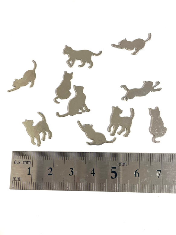 【3個】シルバー  猫  レジン封入 パーツ 1枚目の画像