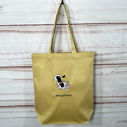 【送料無料】伸びをしている猫の刺繍キャンバスコットントートバッグ＜マスタード＞ 1枚目の画像