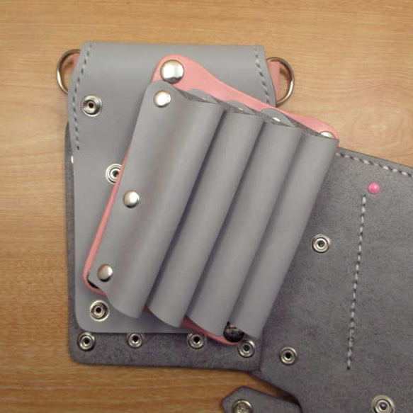 手縫い　本革　４丁差し シザーケース (ライトグレー＆ピンク)　SCA-32/LGA 5枚目の画像