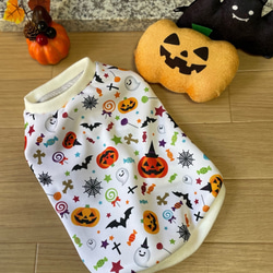 くまちゃん　ハンドメイド　犬服　ハロウィン　切替タンク肩フリル　③ 高級感あるオリジナルプリント ハロウィン犬服 タンクトップ