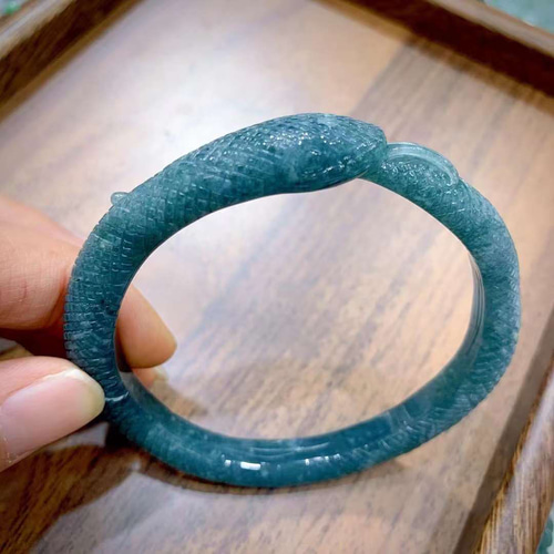 A貨 天然 ブルー 翡翠 ヒスイ 手彫り 蛇様 バングル ※外国鑑別書 A貨 天然 ブルー 翡翠 ヒスイ 手彫り 蛇様 バングル ※外国鑑別書