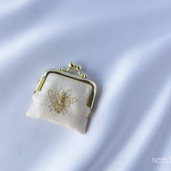 大人な蜂柄刺繍　リングケース　アイボリー　インドシルク　お守りジュエリーポーチ　がま口　ミニアクセサリーケース　 2枚目の画像