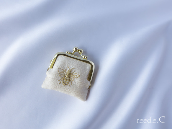 大人な蜂柄刺繍　リングケース　アイボリー　インドシルク　お守りジュエリーポーチ　がま口　ミニアクセサリーケース　 2枚目の画像