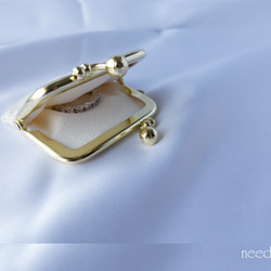 大人な蜂柄刺繍　リングケース　アイボリー　インドシルク　お守りジュエリーポーチ　がま口　ミニアクセサリーケース　 3枚目の画像