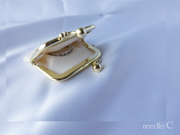 大人な蜂柄刺繍　リングケース　アイボリー　インドシルク　お守りジュエリーポーチ　がま口　ミニアクセサリーケース　 3枚目の画像