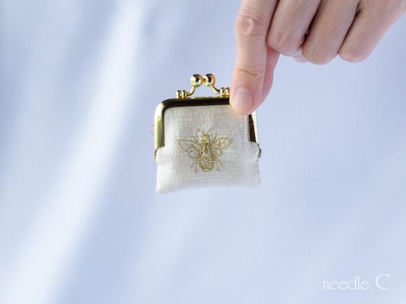 大人な蜂柄刺繍　リングケース　アイボリー　インドシルク　お守りジュエリーポーチ　がま口　ミニアクセサリーケース　 1枚目の画像
