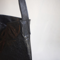 レザーワンハンドルバッグ (Mサイズ・黒) ショルダーバッグ ハンドバッグ 牛革 レザーバッグ 手持ち 肩掛け 3枚目の画像
