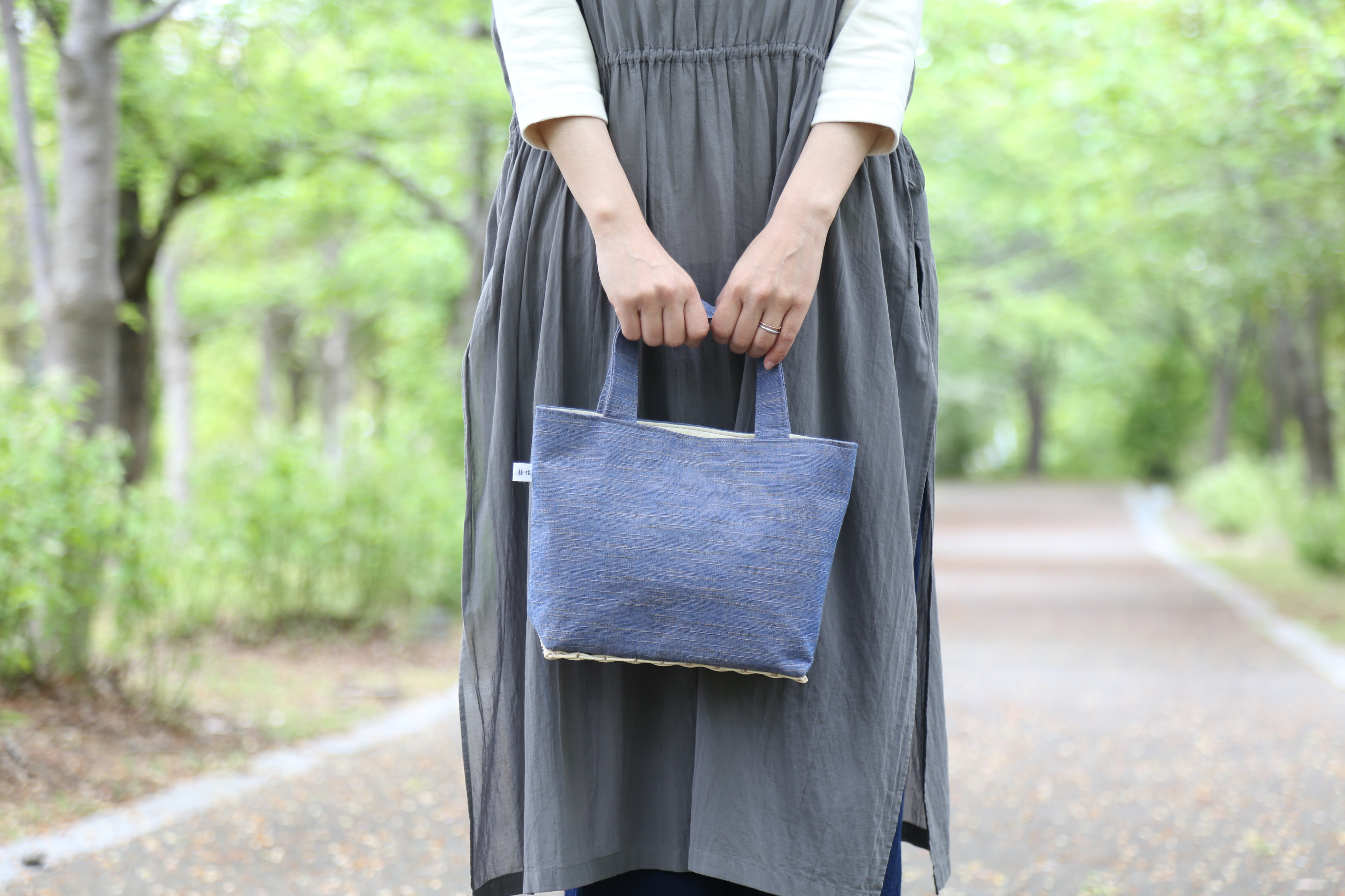 籐と布を組み合わせた手提げバッグ（会津木綿）銀青