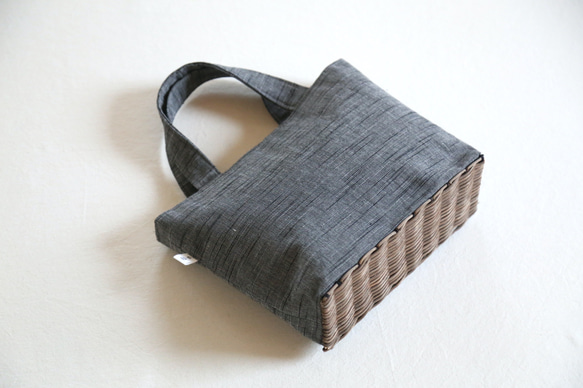 籐と布を組み合わせた手提げバッグ（会津木綿）黒スラブ 4枚目の画像