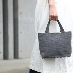 籐と布を組み合わせた手提げバッグ（会津木綿）黒スラブ 1枚目の画像