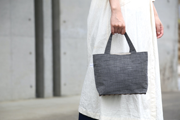 籐と布を組み合わせた手提げバッグ（会津木綿）黒スラブ 1枚目の画像