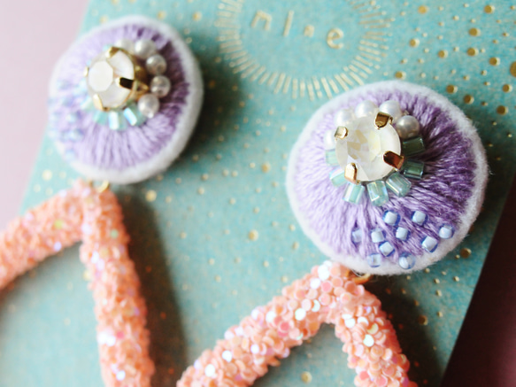 &lt;露西～Irodor Planet～&gt;刺繡耳環“花水面（珊瑚色）” 第2張的照片