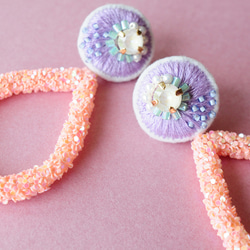 &lt;露西～Irodor Planet～&gt;刺繡耳環“花水面（珊瑚色）” 第1張的照片