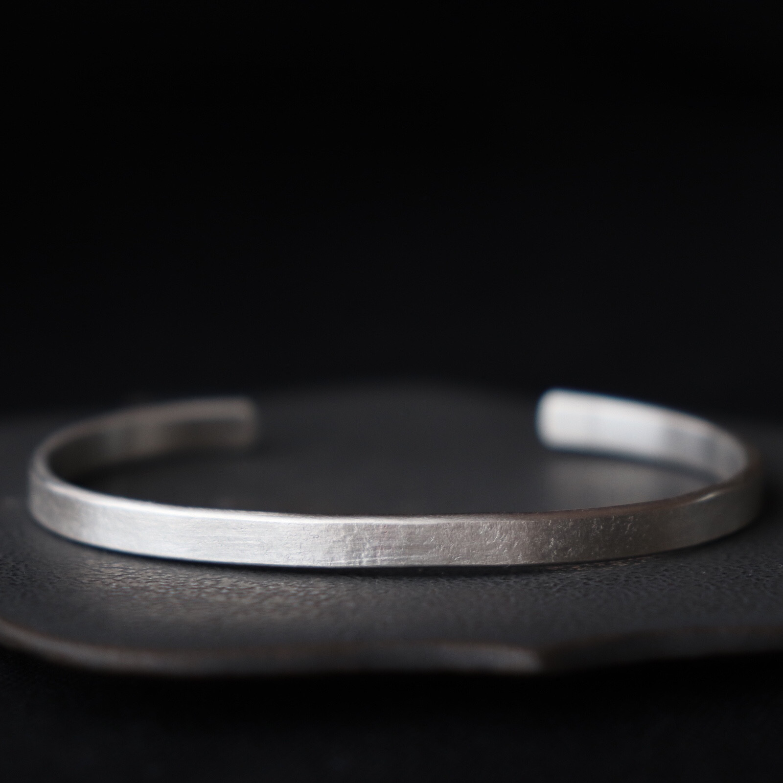 freckle.【shirabeしらべ3.5】バングル幅約4.3㎜×厚み約2㎜）/silver950/ユニセックス 11,692円