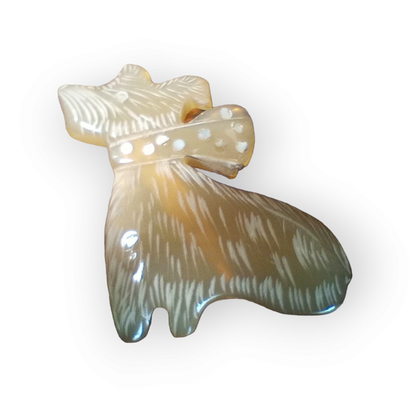 ＜送料無料＞50×70mm水牛の角　手彫りドッグブローチ（ホワイトホーン） 1枚目の画像
