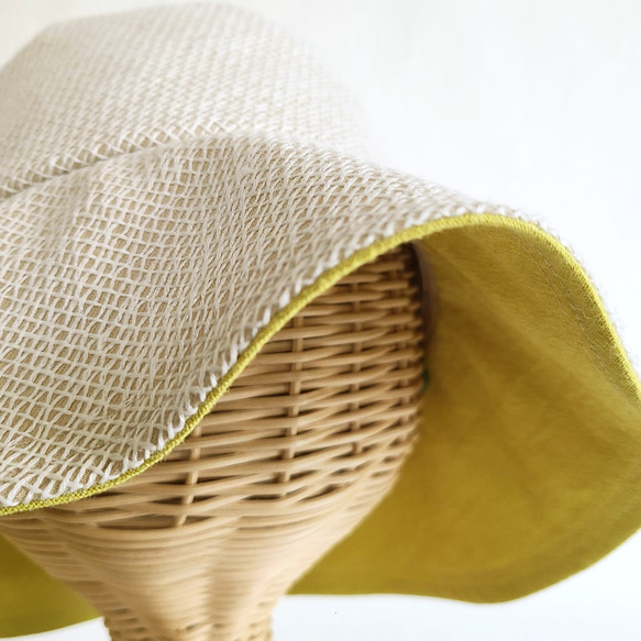 【SoldOut】ツバ広 あみあみクロシェ ミモザイエロー UV対策 日よけ 夏の帽子 くるみボタン 大人可愛い 7枚目の画像