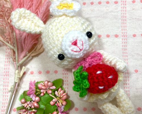 カゴ入り苺うさぎちゃん Amazon.co.jp: あまいちごうさぎちゃん いちご 蒸しケーキ 20個