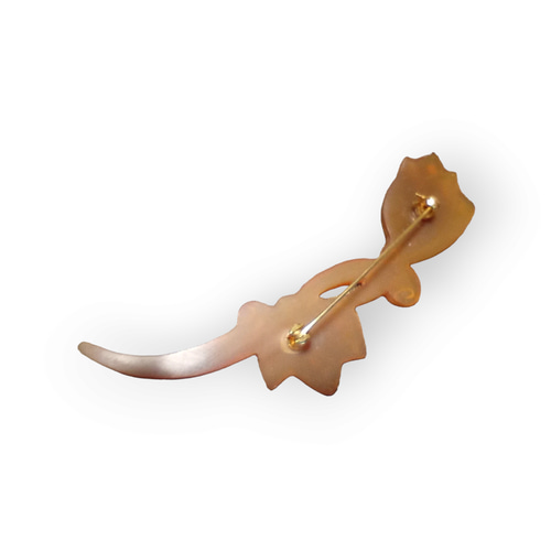 送料無料＞30×90mm水牛の角 手彫りヌーボーフラワーブローチ（アンバー