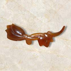 ＜送料無料＞30×90mm水牛の角　手彫りヌーボーフラワーブローチ（アンバーホーン） 2枚目の画像