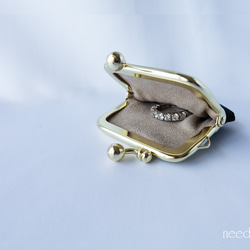 大人な蜂柄刺繍　リングケース　ブラック　カンボジアシルク　お守りジュエリーケース　がま口　ミニアクセサリーケース　 3枚目の画像